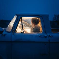 De nya reglerna innebär bland annat att den som färdas i en A-traktor måste använda bilbälte. Foto: josh hild/unsplash