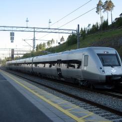 Bilden visar dagens X55-tåg som ska ersättas av nya tåg till 2030. Bild: X55-tåg i Örnsköldsvik. Foto: Petey21/Wikimedia Commons/https://commons.wikimedia.org/wiki/File:Regina_X55_in_%C3%96rnsk%C3%B6ldsvik.jpg