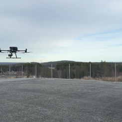 Representanter från Region Västerbotten och Telia var på Skellefteå Droneport för att ta del av testerna. Foto: Skellefteå Science City