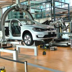 Robotiserad produktionslinje i tyska Volkswagen-fabrik i Dresden. Foto: Wikipedia Common, kredit: Rainerhaufe
