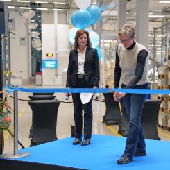 Invigning Pernilla Öhlin Global Logistics Manager och Annelie Petersson Warehouse Manager. Foto: Roxtec