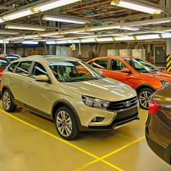 Bilar av modellen Lada Vesta producerade vid fabriken IzjAvtos färdigvaruzon.  Foto: Wikipedia Commons Lic. CC BY-SA 4.0. Kredit: Vyacheslav Bukharov.