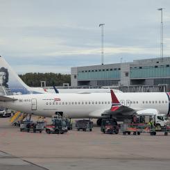 SAS och Norwegian-flyg på Arlanda. Foto: AleWI/Wikimedia Commons/https://commons.wikimedia.org/wiki/File:Sas,_Norwegian,_Arlanda_-_20251007_-_05.jpg
