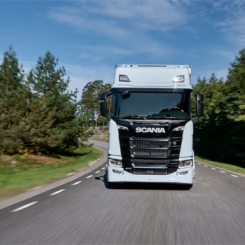 Det urlastade släpet lämnas vid depån och ersätts med ett annat lastat släp. Syftet är att maximera fordonets drifttid och undvika körning utan last. Foto: Scania
