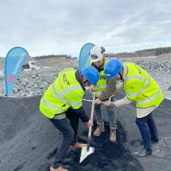 NCC tar det ”riktiga” spadtaget och startar nu byggprojektet. Foto: Schenker