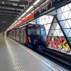 Tåg av serie 8000 från FMB vid stationen Mercat Nou. 2021 lanserade Spaniens regering en ambitiös plan för elbilar med finansiering från EU:s fonder för återhämtning efter pandemin. Planen har stimulerat privata investeringar, exempelvis det kinesiska batteriföretaget CATL och biltillverkaren Stellantis satsning på en litiumbatterifabrik i Zaragoza. Foto: Wikipedia Common,   kredit: Agm