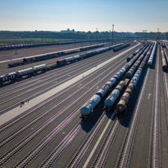 Kijfhoek täcker 50 hektar och rymmer 14 ankomstspår, 41 klassificeringsspår och 12 uppställningsspår. där hanteras dagligen en stor del av det europeiska godset som passerar via Rotterdam, en av världens största hamnar. Moderniseringen innebär att bangården nu styrs av Siemens Trackguard Cargo MSR32-system, som omfattar fullständig automationslösning för rangerbangårdar. Bild: Siemens Mobility