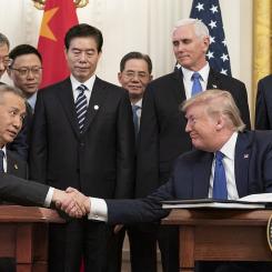 Undertecknande av fas ett i handelsavtalet mellan USA och Kina den 15 januari 2020. USA:s dåvarande president Donald J. Trump och Kinas vice premiärminister Liu He undertecknade fas ett av handelsavtalet mellan USA och Kina i Vita husets östra rum.(Officiellt foto från Vita huset, Shealah Craighead) Wikipedia Common Lic.