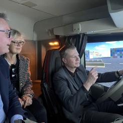 Kommunstyrelsens ordförande Ulf Olsson vid ratten. Niclas Häggblad, Söderkulla Tung Trafik instruerar, med Lena Larsson, Volvo Group Truck Technology, som passagerare. Foto: Borås Stad.