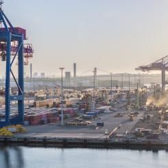I Skandiahamnen pågår kajarbetet för fullt. 1 500 pålar har slagits i marken och spontarbetet är i slutfasen. Foto: Göteborgs Hamn AB