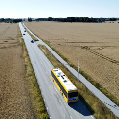 Regionbuss i öppet landskap Fotograf/Källa: Skånetrafken/Lars Dareberg