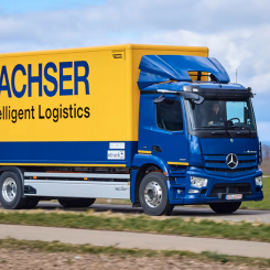 Första batterielektriska Mercedes-Benz eActros som serietillverkats levereras till Dachser. Foto: Dachser