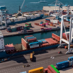 Lastning och lossning av fartyg på containerterminalen i Helsingborgs Hamn. Foto: Helsingborgs Hamn