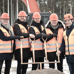 Från vänster: David Hofmann vd Eskilstuna Logistik, Valentin Berg vd och Erik Hallgren Logistikchef GardenStore, Joakim Hedin vd Bockasjö och Daniel Parkhagen vd BSGR Projektutveckling. Foto: Bockasjö