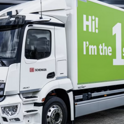 DB Schenker är först i världen med att ta emot Mercedes-Benz 19 ton tunga, serietillverkade ellastbil eActros. Foto: DB Schenker