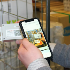 Genom att skanna RFID-chippet kopplas chipet med kollinummer eller ordernummer. Foto: Widriksson