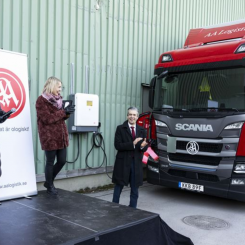Till år 2030 ska hela AA Logistiks fordonsflotta av 15 tunga lastbilar drivas med el. Foto: Jonas Bilberg