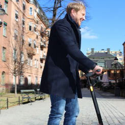 MOVS  erbjuder elsparkcyklar med ett flexibelt abonnemang. Foto: MOVS