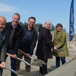 Första spadtaget för Hemtex togs gemensamt av Asgeir Solheim, vd Fabritius Gruppen, Anders Lorentzson, vd Hemtex, Anders Fjeld vd KID, Kommunalråd Anette Carlson (M) Borås Stad, Kommunalråd Kerstin Hermansson (C) Borås Stad samt Benn Karlberg, vd Logistic Contractor. Foto: Hemtex