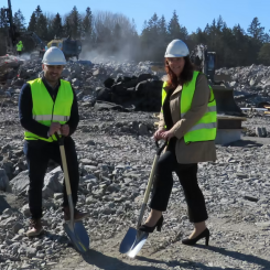 Rani Malk, vd på Hälsokraft och Ebba Östlin, kommunstyrelsens ordförande (S), tar det första spadtaget i Lovisebergs industriområde. Foto: Hälsokraft