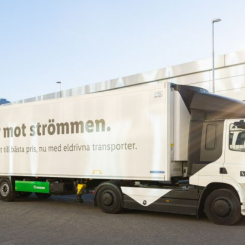 Lidl först i branschen med att elektrifiera leveranser mellan lager och butik. Foto: Lidl