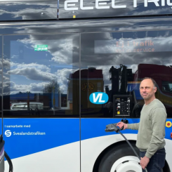 Geert Schaap framför Svealandstrafikens elbuss. Foto: Svealandstrafiken
