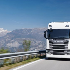 Gasdrivna lastbilar får räckvidd upp till 1400 kilometer för dragbilsekipage med LBG. Foto: Scania