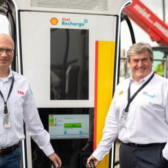 ABB:s Terra 360 snabbladdare levererar 10 mils räckvidd på mindre än tre minuter. Foto: ABB