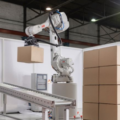 ABB:s robot lastar av pallar med stor precision. Foto: AB