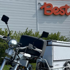 Best Transport initierar en pilot med det svenska elmotorcykel- och mopedbolaget CAKE för hem- och boxleveranser med emissionsfri elmoped. Foto: Best