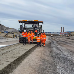 Avtalet omfattar asfaltering av kombiterminal, internvägar och sidoområden om totalt 68 000 kvadratmeter. Foto: Peab