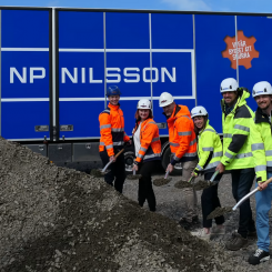Vid spadarna syns Simon Gunnarsson, projektledare, Frida Granath, entreprenadingenjör och Martin Bramsell, entreprenadchef, alla från MMB, samt Viktoria Nidelius, delägare, Fredrik Bergh, vd och Johan Nidelius, delägare i  NP Nilsson. Foto: NP Nilsson