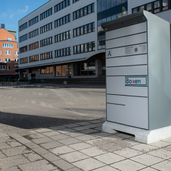 Konsumenter hämtar hellre sina varor i en leveransbox utomhus än i en butik. Foto: iBoxen