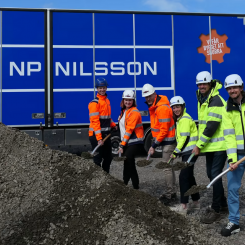 Vid spadarna syns Simon Gunnarsson, projektledare, Frida Granath, entreprenadingenjör och Martin Bramsell, entreprenadchef, alla från MMB, samt Viktoria Nidelius, delägare, Fredrik Bergh, VD och Johan Nidelius, delägare NP Nilsson. Foto: NP Nilsson