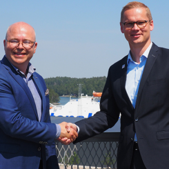 Johan Wallén, marknads- och försäljningschef Stockholms Hamnar, och Benjamin Weinacht, Managing Director Hydrogen Ports CMB.TECH. Foto: Stockholms Hamnar