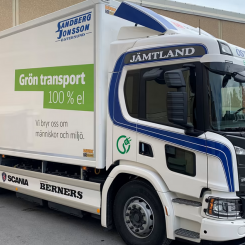 DB Schenkers samarbetsåkeri Sandberg & Jonsson har investerat i regionens första helelektriska distributionslastbil. Bilen kommer leverera gods och paket i Östersund och Frösön. Foto: DB Schenker