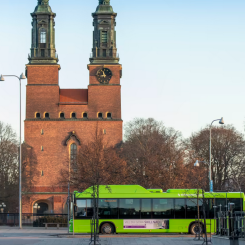 En av Transdevs stadsbussar framför Klosters kyrka i Eskilstuna. Foto: Transdev