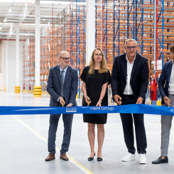 Från vänster: Strykóws borgmästare Witold Kosmowski, Lidia Ratajczak-Kluck, vd Arvato Polen, Michael Schulz, logistikansvarig för Östeuropa på H&M Group och Adam Pustelnik, stadsborgarråd i Lodz. Foto: Arvato