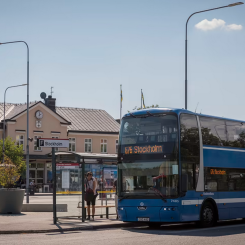 Nu kör Transdev bland annat linje 676 mellan Norrtälje och Stockholm. Foto: Transdev
