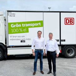 Tomas Johansson vd för Schenker Åkeri tillsammans med Jonas Jävert, Head of Innovation & Purchasing på samma bolag framför en av åkeriets eldrivna distributionsbilar. Foto: Schenker