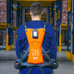 Exoskelett fungerar, även i praktiken och minskar belastningen för medarbetare på lager. Foto: Dachser