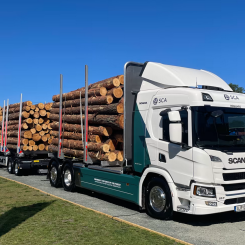 Världens första eldrivna 80 tons timmerlastbil finns att se i Scanias utomhusmonter på Elmia Lastbil. Foto: Elmia