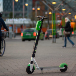 Nu ska elsparkcykeln parkeras på särskild uppställningsplats. Arkivbild
