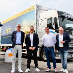 Jan Lundberg, vd NTEX Inrikes, Josef Hansson Lastbilssäljare på Volvo Truck Center, Erik Fromell, Business Development Manager Gasum och Clas Westling, Sales Manager på Gasum. Foto: NTEX