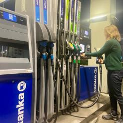 Skattesatserna på bensin föreslås sänkas med 2 kronor och 40 öre per liter. Foto: Stina Wickenberg