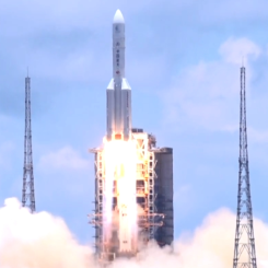 Bärraketen Long March-5B Y4 lyfter från Wenchang Space Launch Site. Foto: China News Service