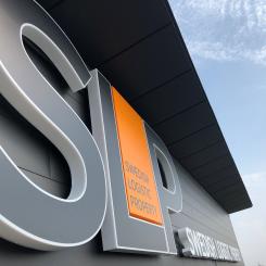 Fastigheten ligger vid E4:an och omfattar cirka 94 000 kvadratmeter uthyrningsbar yta samt en markareal på omkring 176 000 kvadratmeter. Foto: SLP