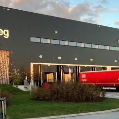 Utanför Smegs lager syns DB Cargo Full Load Solutions röda trailer rulla in med gods för lossning. Godset transporteras via DB Cargo Full Load Solutions intermodala transportlinje mellan Sverige och Italien. Foto: DB Cargo
