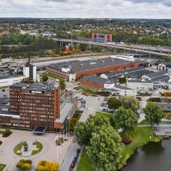 Hela Stockholmsregionen, med över 2,4 miljoner människor, är beroende av den 60 år gamla Södertäljebron för stora delar av sin varuförsörjning. Foto: Scania