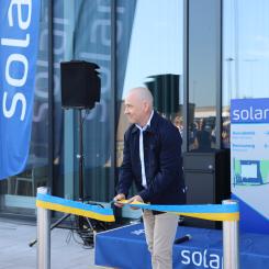 Jonas Widström klipper bandet. Foto: Solar